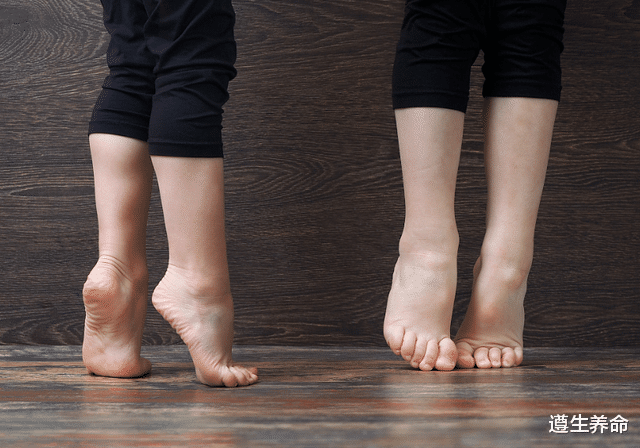 医生|每天踮脚尖走路15分钟,坚持久了,这些问题可能就没了