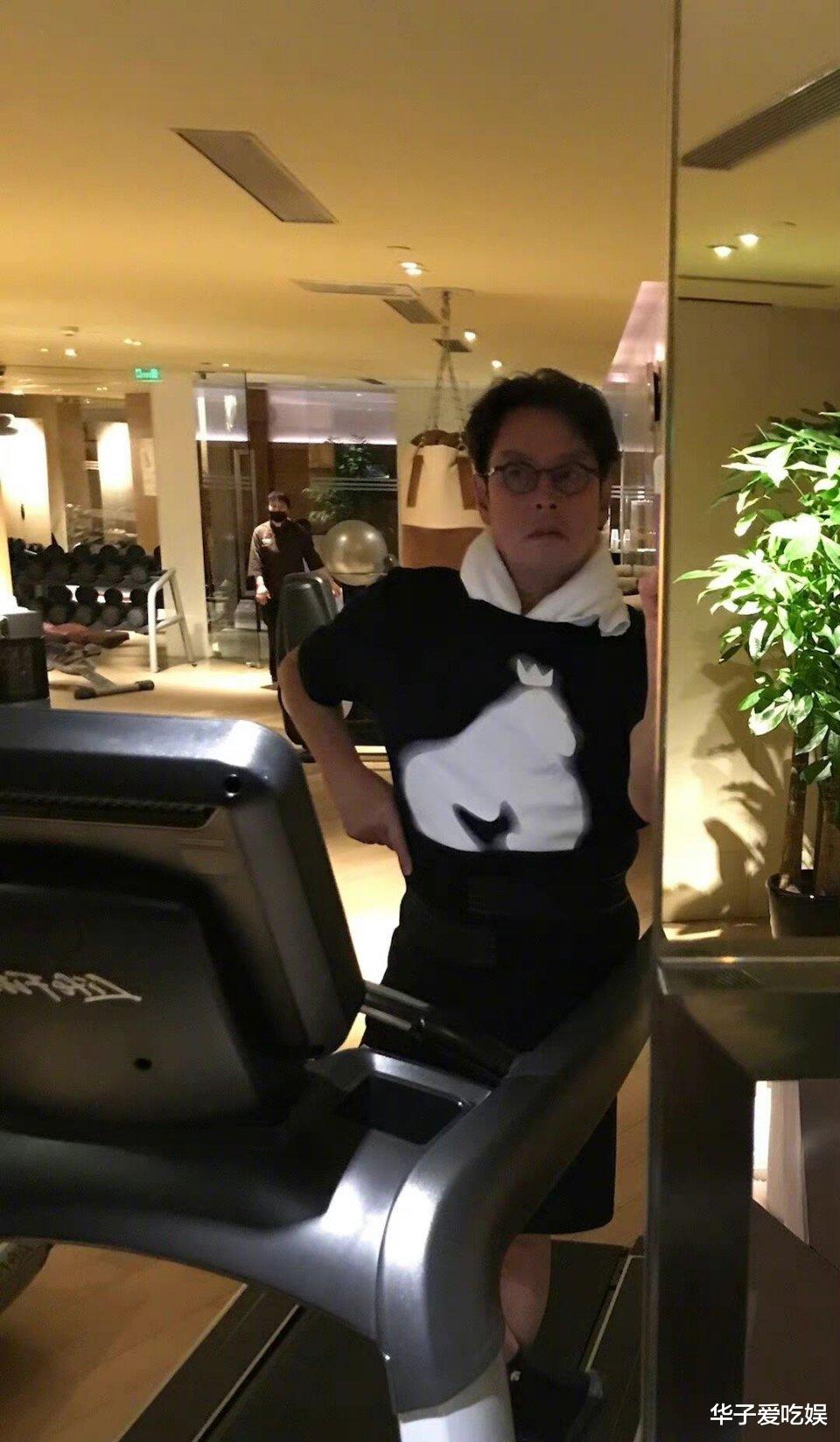 谭咏麟|谭咏麟睡粉风波后首次露面，举报者已清空微博，又是一场闹剧？