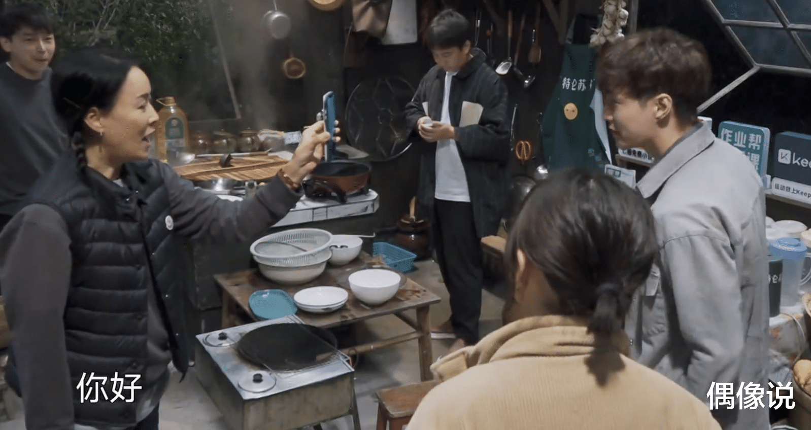 张子枫|那英13岁女儿和张子枫开视频，第一句话好直接，张子枫害羞捂脸