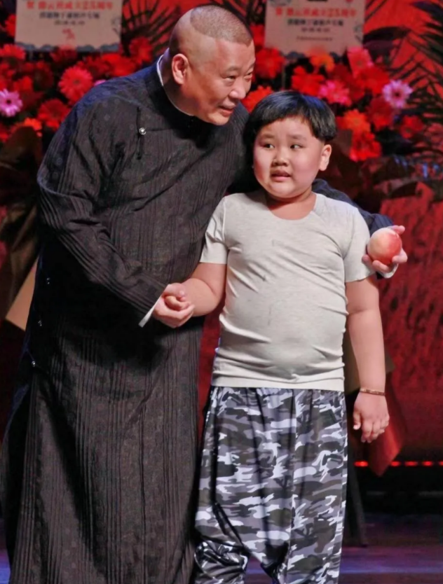 郭德纲|郭德纲老婆带小儿子去医院被偶遇，娘俩按规矩排队，四人贴身跟随