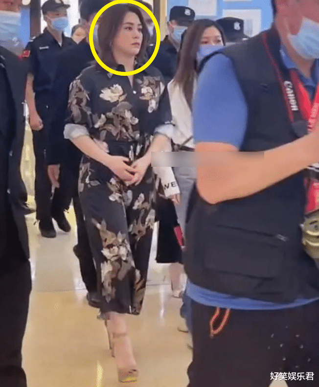 佘诗曼|贾乃亮火锅店开业，佘诗曼阿娇来助阵，无美颜下40岁状态引热议