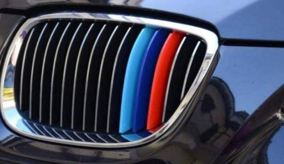 某些汽車貼有“藍紫紅”三色帶，是什麼意思？貼錯也許會鬧笑話-圖3