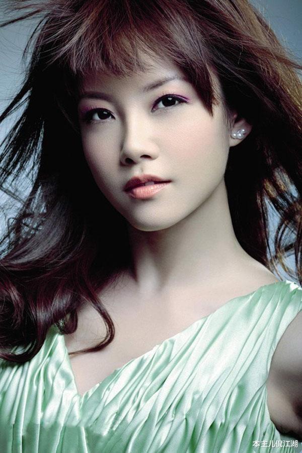 戴娆|著名歌星戴娆：35岁嫁清华学霸，结婚11年生两娃，完美的贤妻良母