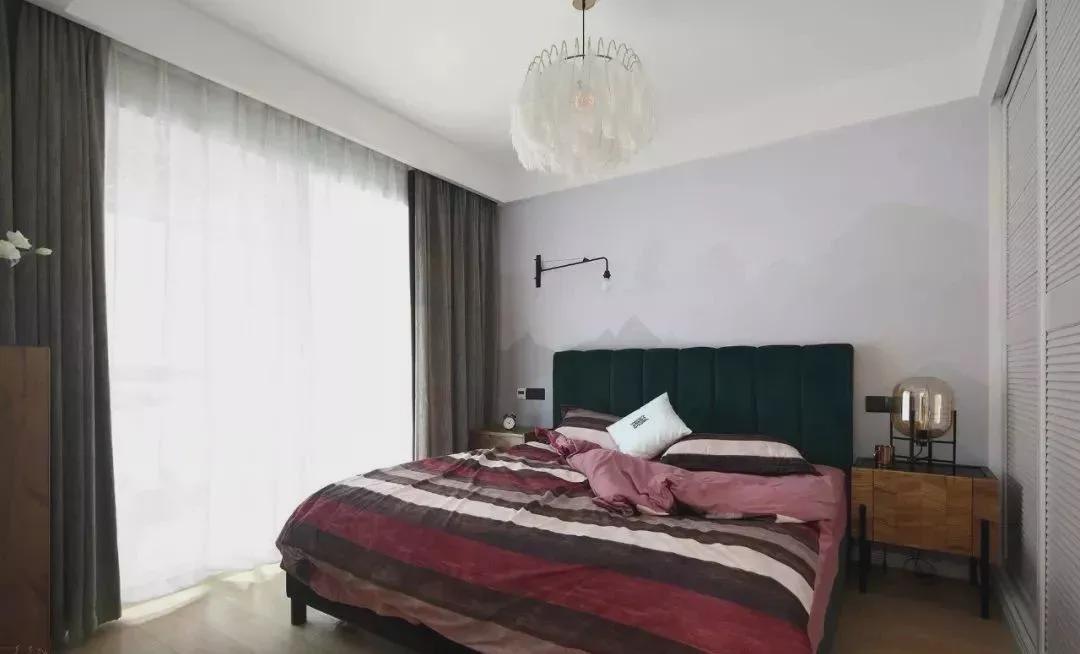 这套新房真有创意，客厅改主卧，电视背景墙后面设吧台！