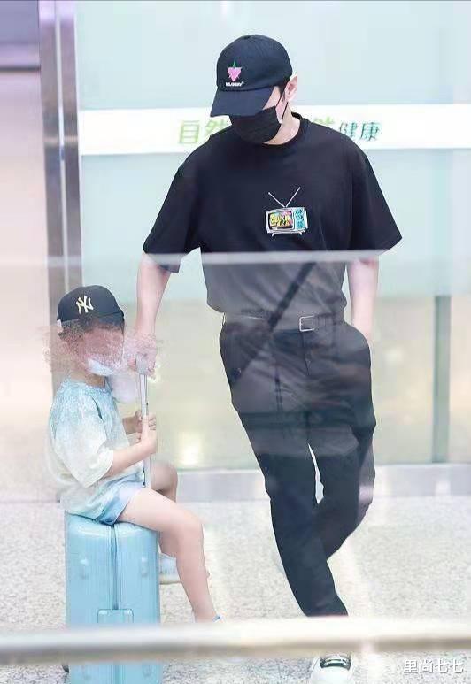 里尚七七|黄晓明机场溜娃，瘦不少变奶爸小生真清爽，4岁儿子眉眼随妈秀气