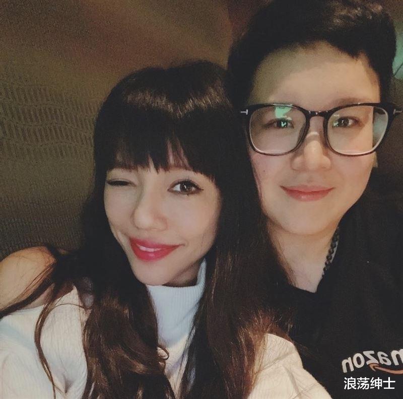 |李靓蕾贴脸紧靠男密友旧照曝！身份公开网吓傻：竟是他