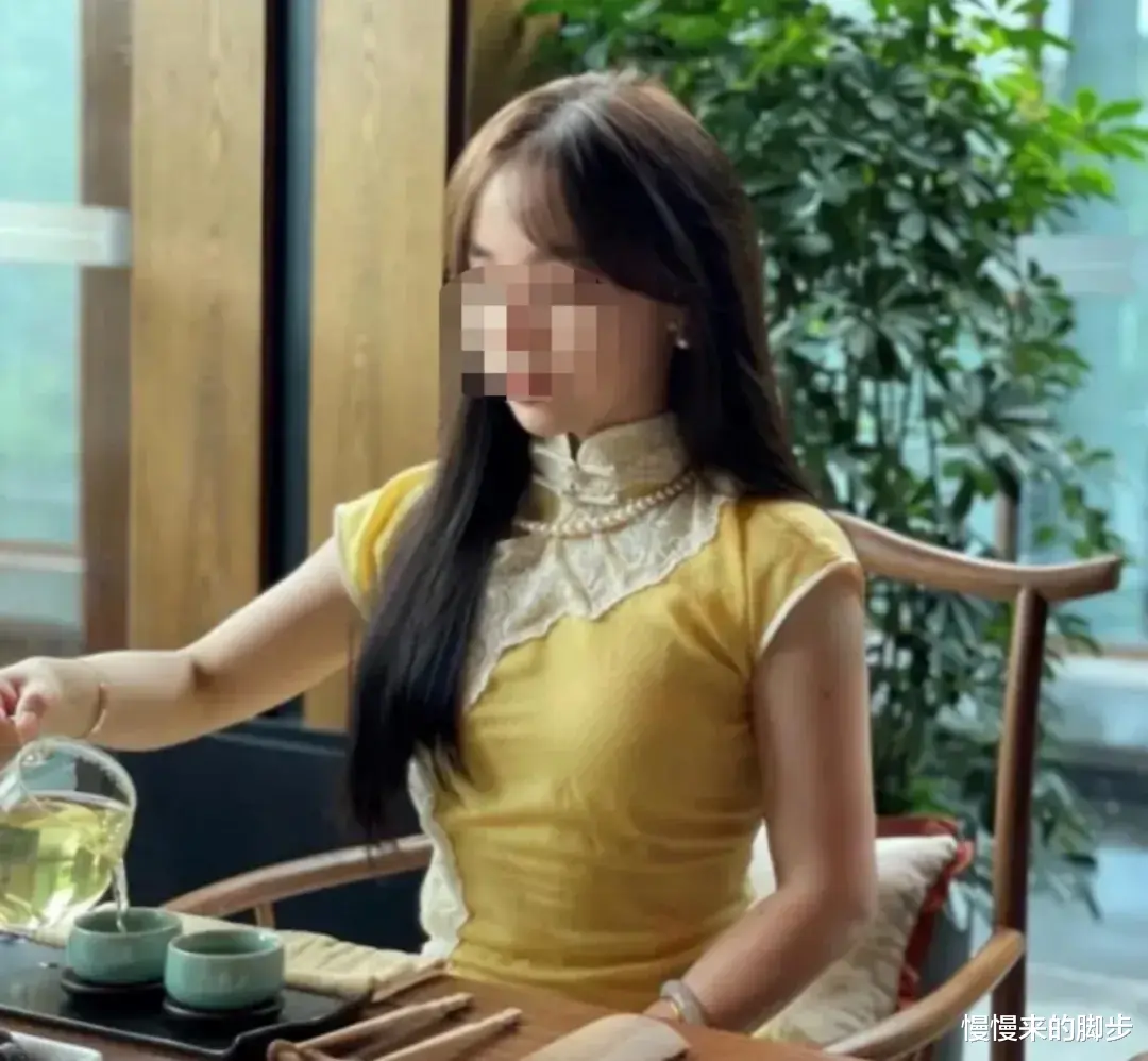 慢慢来的脚步|穿性感开叉旗袍逛寺庙，求求这群假名媛们做个人吧！！！