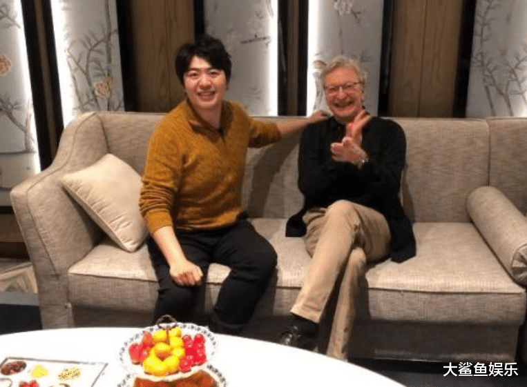 郎朗|郎朗罕见和岳父岳母同框出镜，岳父穿黑色夹克配满头银发，儒雅又帅气比女婿还抢镜