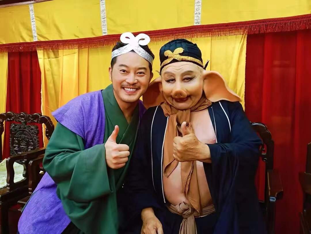 肖战|82岁老戏骨朱龙广罕曝近况，现身商演再扮如来，身形圆润精神抖擞