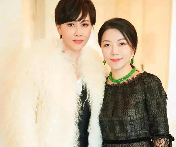 春晚|春晚观众席女富豪身份被扒，网传其佩戴珠宝总价值超六千万