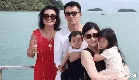 大小s|大小S的眼睛都遗传了妈妈， “眯缝眼”笑起来很妩媚，看上去很温柔