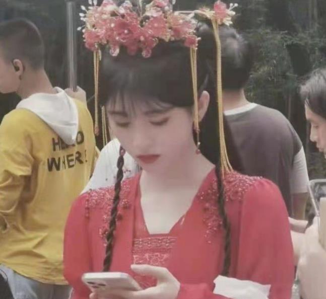 一只麦兜 鞠婧祎新戏造型引争议,头饰花哨全剧最白,脖子出现两种肤色