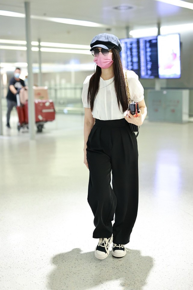 张译|伊能静和儿子现身机场被冷落，恩利出道6天收获大批粉丝追捧