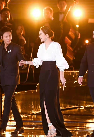 时尚风行派 巩俐终于换口红了!穿5千多卫衣气场全开,笑出21颗牙不怕毁形象