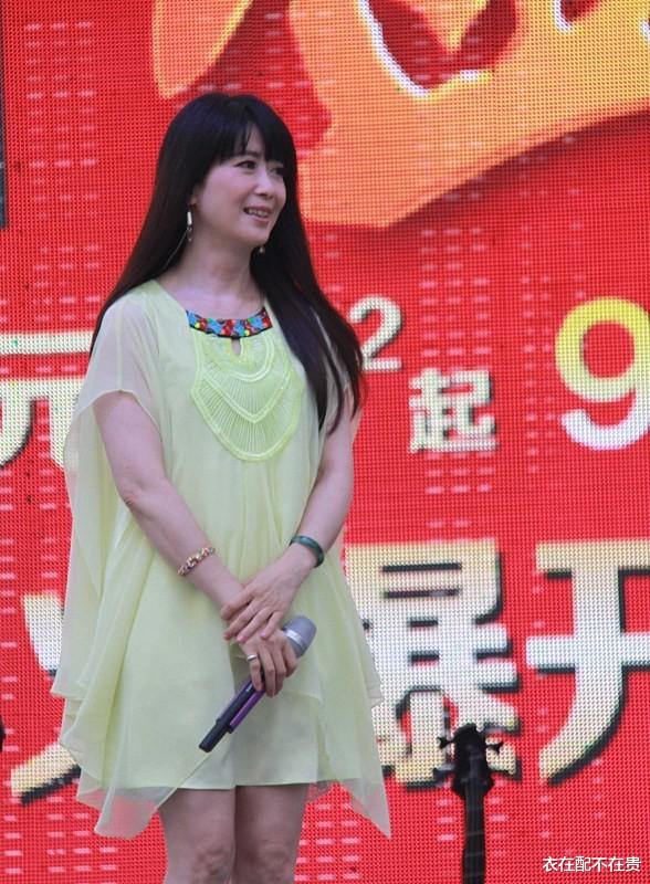 衣在配不在贵 孟庭苇自信过头了，学小姑娘硬穿“荧光绿”纱裙，反而更显年龄感