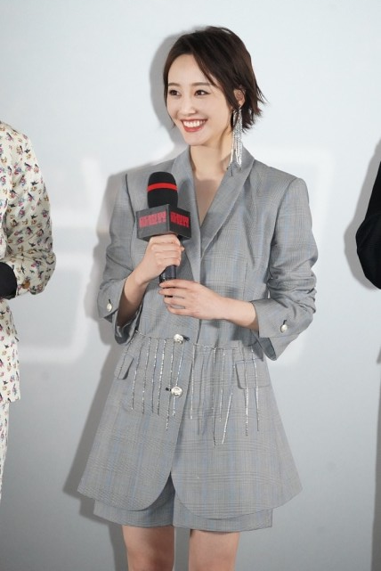 白小白的衣橱|李纯的斜方肌看着有点明显,穿挂脖裙略显壮,好在气质能hold住