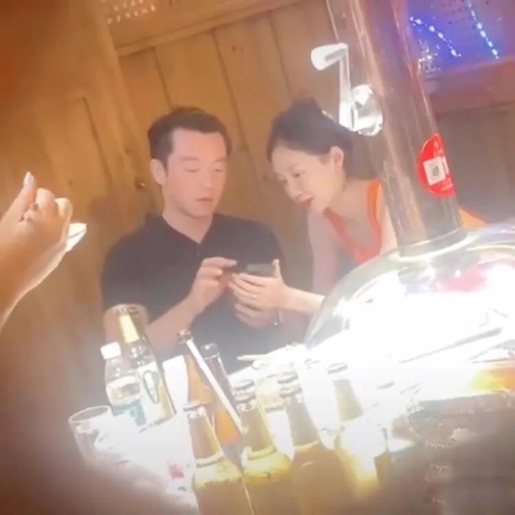 郑恺|偶遇郑恺夫妇外出用餐，苗苗笑容满面心情好，夫妻同看手机感情好