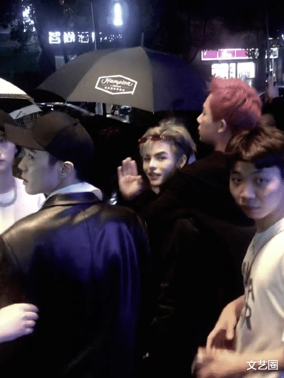 殷世航|殷世航逛街被男友人牵手搂怀里，小鸟依人回眸一笑很可爱，被调侃像小崽子