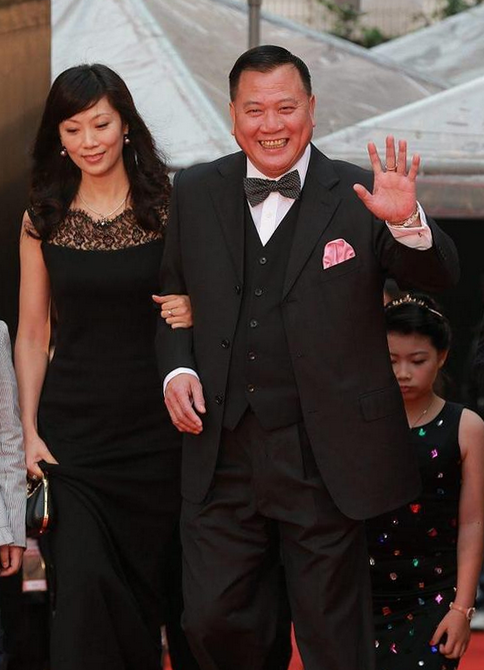 潮流前沿 万梓良小16岁娇妻太惊艳，穿黑裙搭斜刘海，尽显空姐端庄的气质