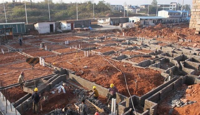 混凝土|100多层高的大楼，承重柱为啥不会被压垮？它能够承受多少压力？