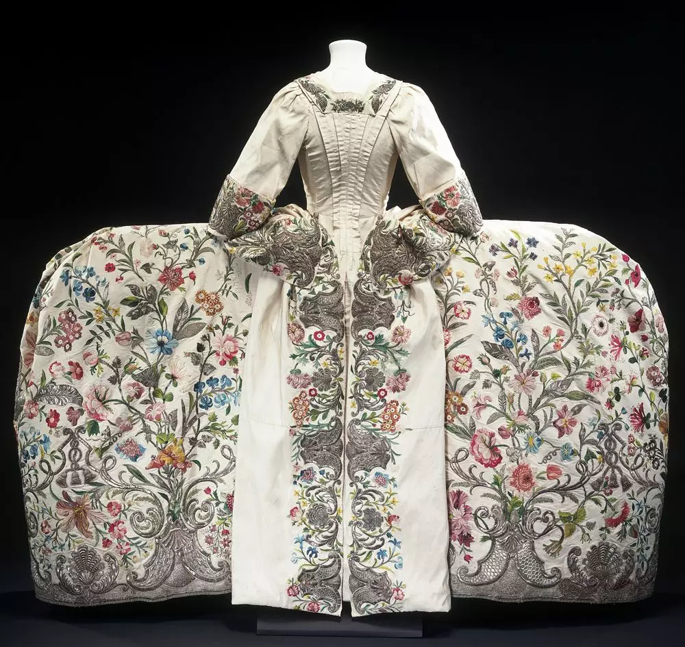 |她是欧洲最美王后，竟然收藏这些东西！有些已经升值数十倍。