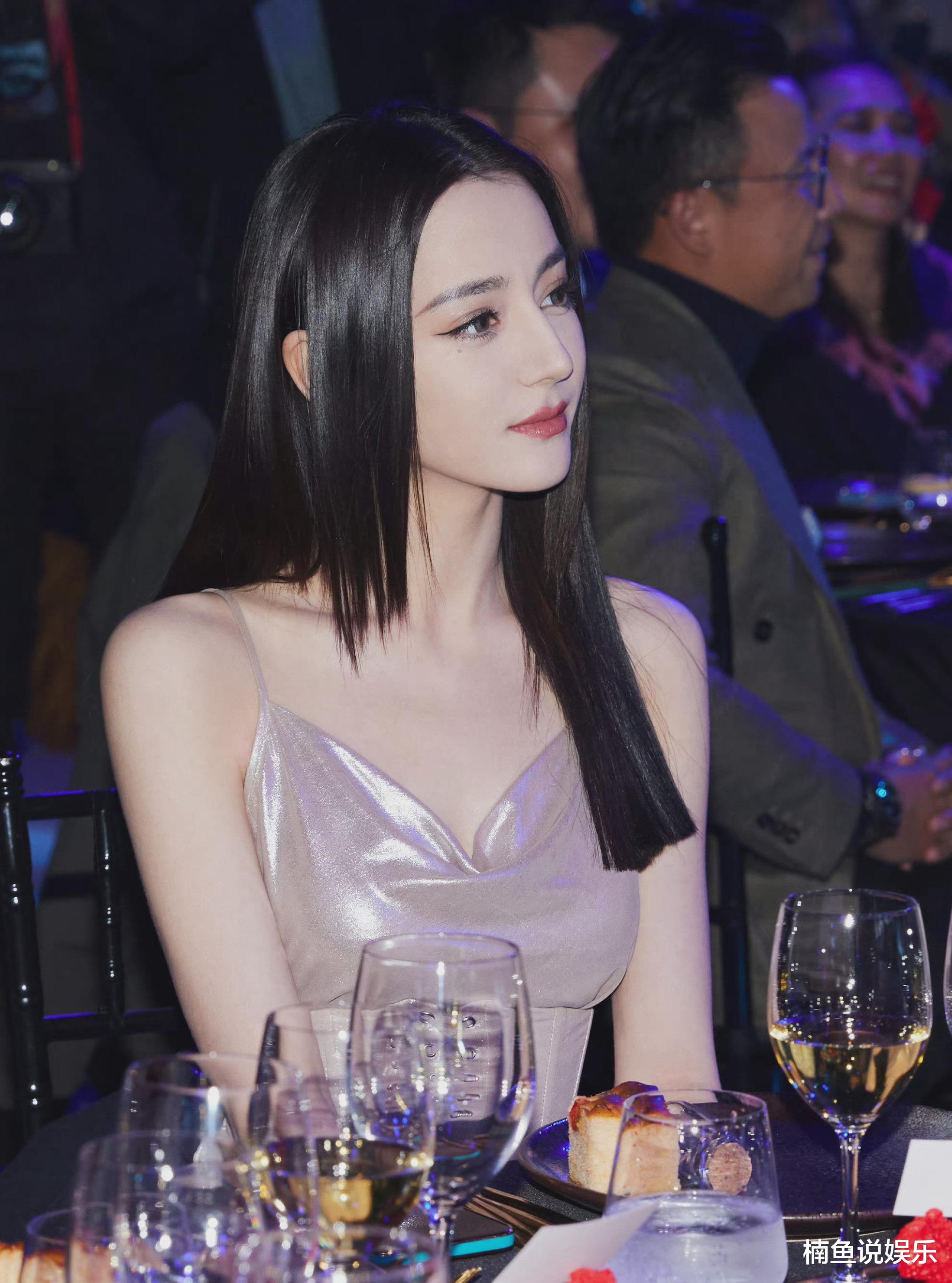 迪丽热巴|迪丽热巴不愧是人间芭比，穿香槟色长裙尽显身材，妥妥的AI女友