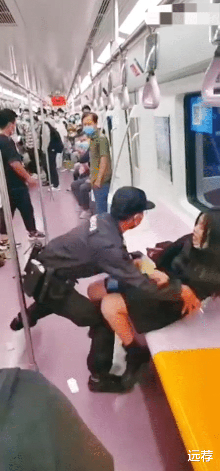 保安 西安地铁保安将女乘客强行拖拽下车引争议!女子衣物破裂!