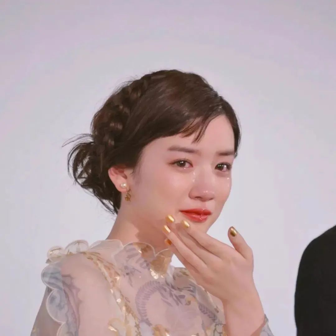 腮红|喝了假酒的Jennie竟穿肚兜上台?讲真,有被她的屁桃红炸到