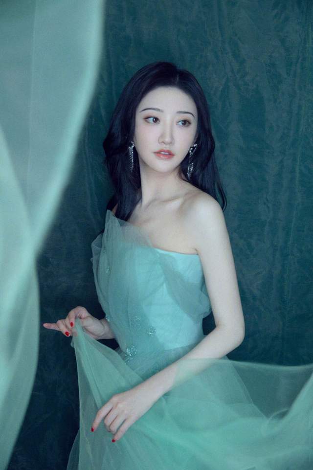 景甜|景甜不愧为“人间富贵花”,冰肌雪肤,性感迷人,绝色佳人!
