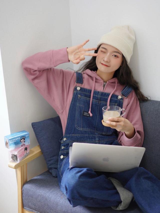 何有强 秋季,紫色卫衣搭配牛仔裤背带裤俏皮可爱,可咸可甜,适合小个子