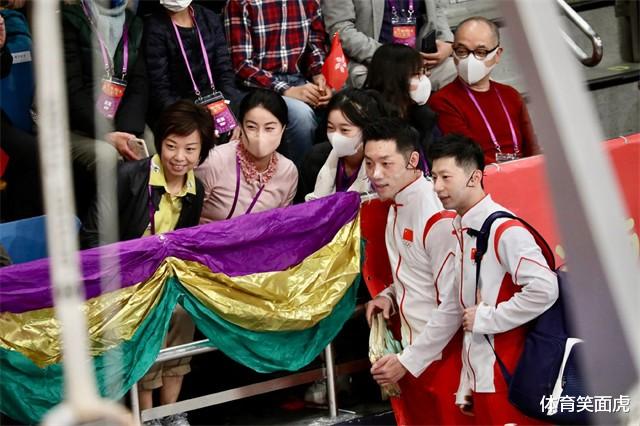 郭晶晶|接地气！郭晶晶坐前排贵宾席跟马龙合影，老公霍启刚一旁乖巧捧场