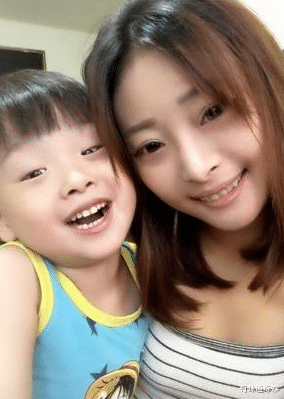 尹正|2岁出道，承担后妈整容费，今17岁患皮肤病，父亲却不给打针？