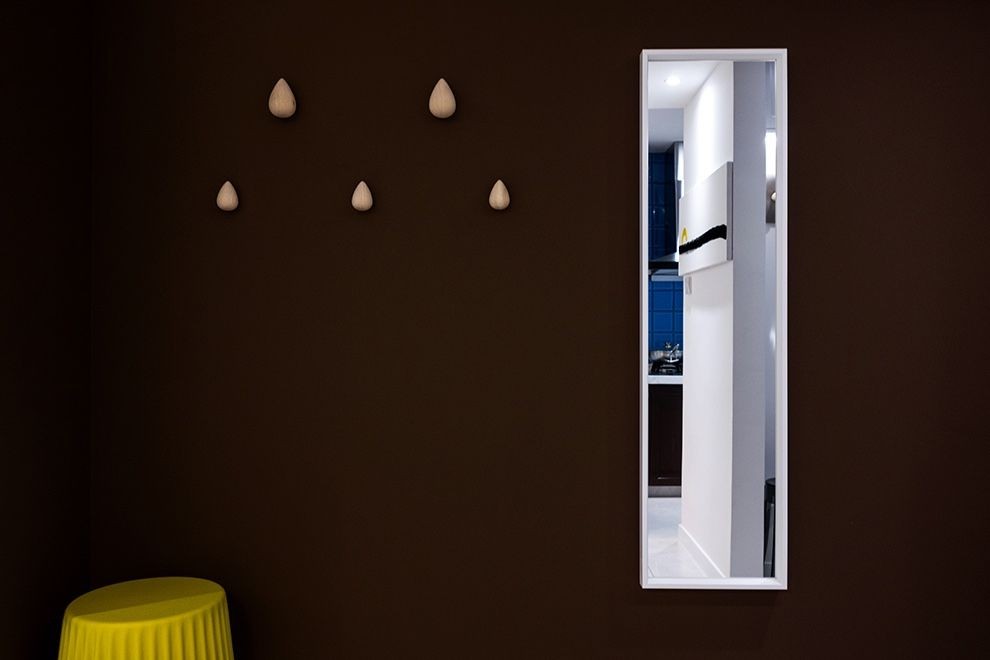 设计师|进门就是深褐色,大面积运用深色同样很明亮,这才是设计的魅力