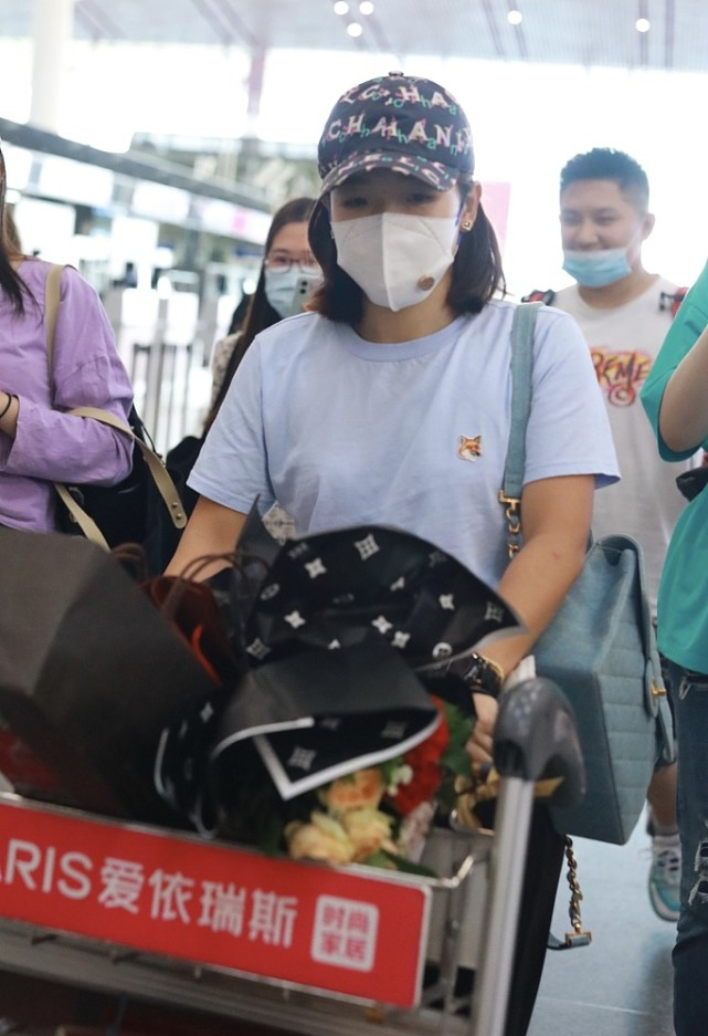 BiuFashion|樊振东和刘诗雯凯旋而归，朴素穿搭也抢眼，小熊图案展现俏皮一面