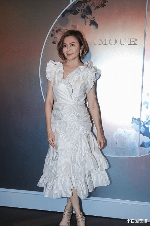 小白爱美搭|关之琳越老越敢穿了，穿上这么显黑的纯白色裙装，却丝毫没被影响