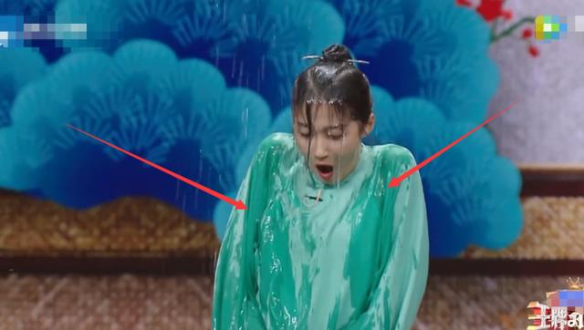 关晓彤|关晓彤忽略了衣服布料，被水泼的满身，看着透亮儿救场也已来不及