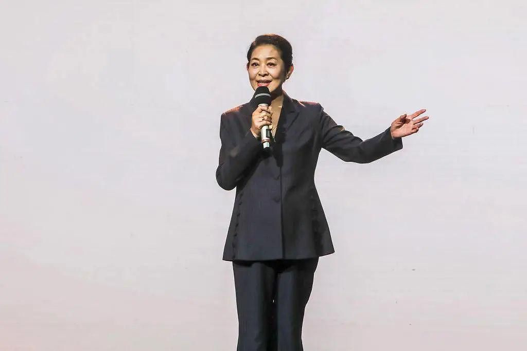 倪萍 什么叫老来俏看倪萍就明白,瘦身成功后气质绝佳,真是越老越优雅