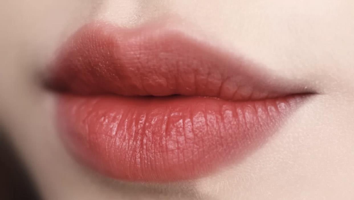 口红|涂口红别再“抿嘴”了！会化妆的女生都这样做，唇妆高级又持久