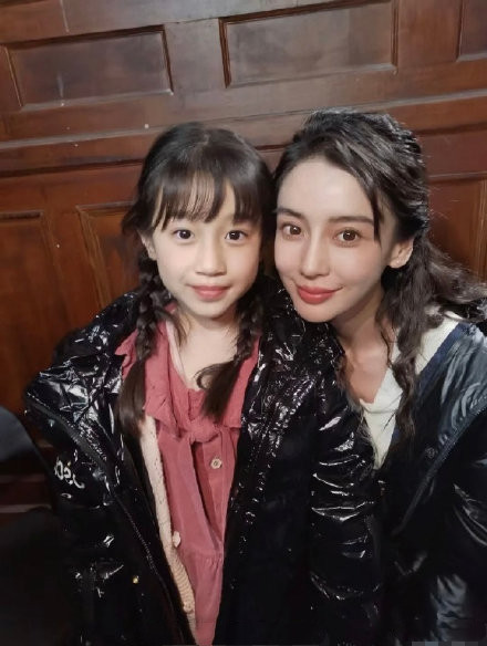 Angelababy|Angelababy的脸和小朋友的一样大,这就是传说中的“巴掌脸”