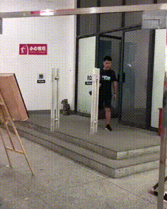 丝袜 “妹子这是什么打扮,牛仔短裤里再套双丝袜,这是怕冷还是怕热?”哈哈哈哈