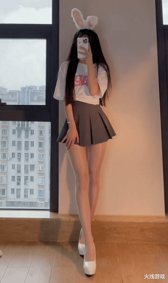 邓丽欣|继电气鼠后，又一位长腿小姐姐来袭！网友：秋天到了多穿点hs保暖