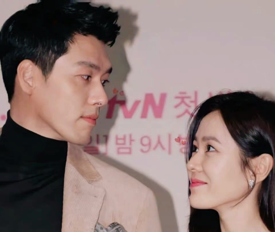 孙艺珍|官宣恋情1周年，孙艺珍深夜认证粉丝应援餐车，修长美腿太抢镜！