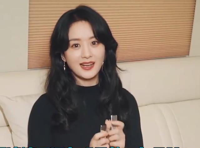 赵丽颖|赵丽颖跳手势舞手忙脚乱，十级滤镜遮不住包子脸，小肚赘肉太抢镜