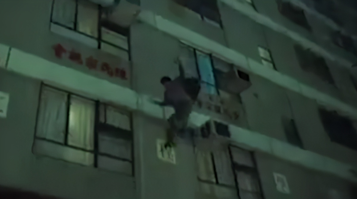 成龙|66岁成龙现身春晚大联排，戴万元绝版墨镜气场强，头发稀疏显老态