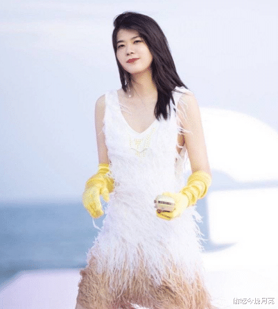 走光|掉假发片，摔倒险走光，头发乱飞，这些红毯尴尬时刻看得人抠脚