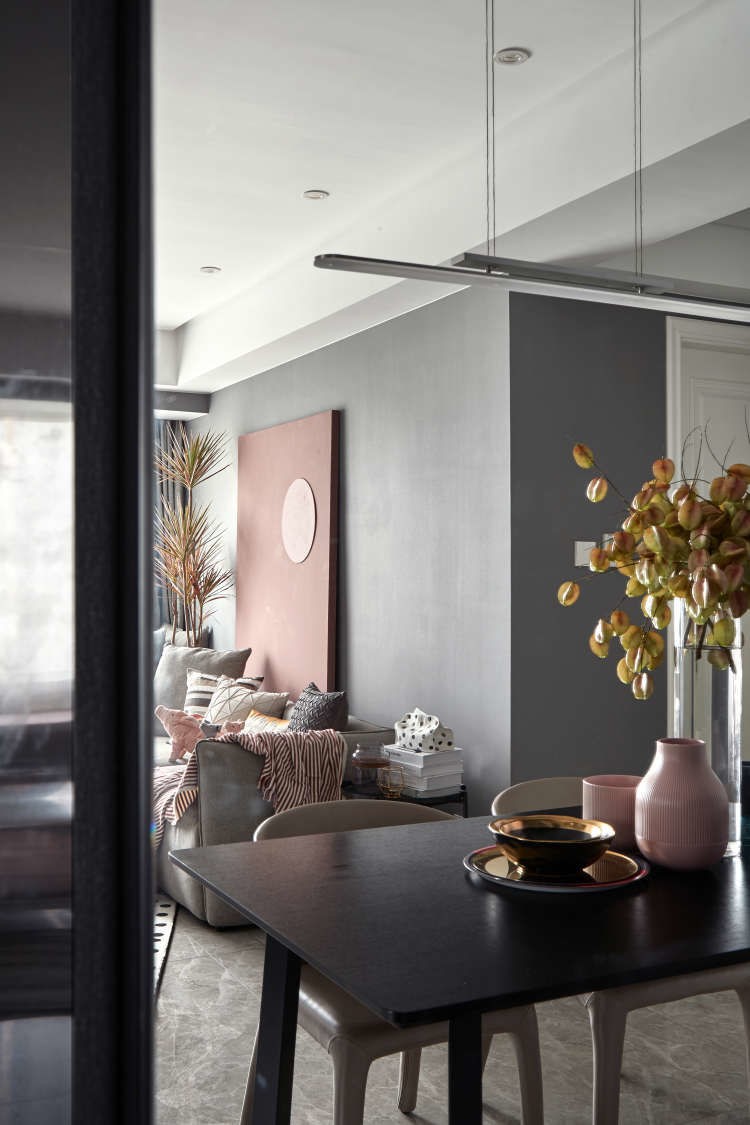 高级灰加烟粉的绝美搭配，寒冷的冬日，她家的颜色一定能暖到你！