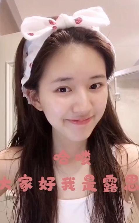 女孩 赵露思随手晒的“补水喷雾”,补水又定妆,皮肤好不是没道理