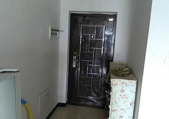 参观堂姐省城的新家,满屋大白墙,衣柜没装门,活得太憋屈!