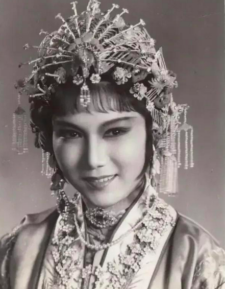 墨黑纸白 张少华去世后，竟然还有人要求新凤霞之子向她道歉？