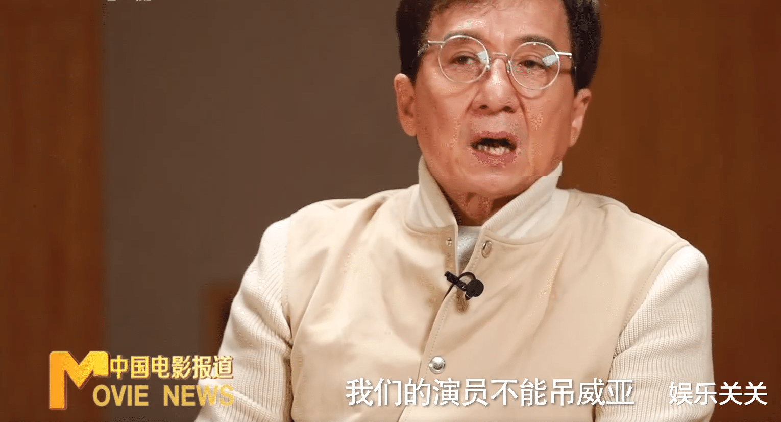 成龙|成龙批部分演员不敬业，拍戏的时候最晚来最早走